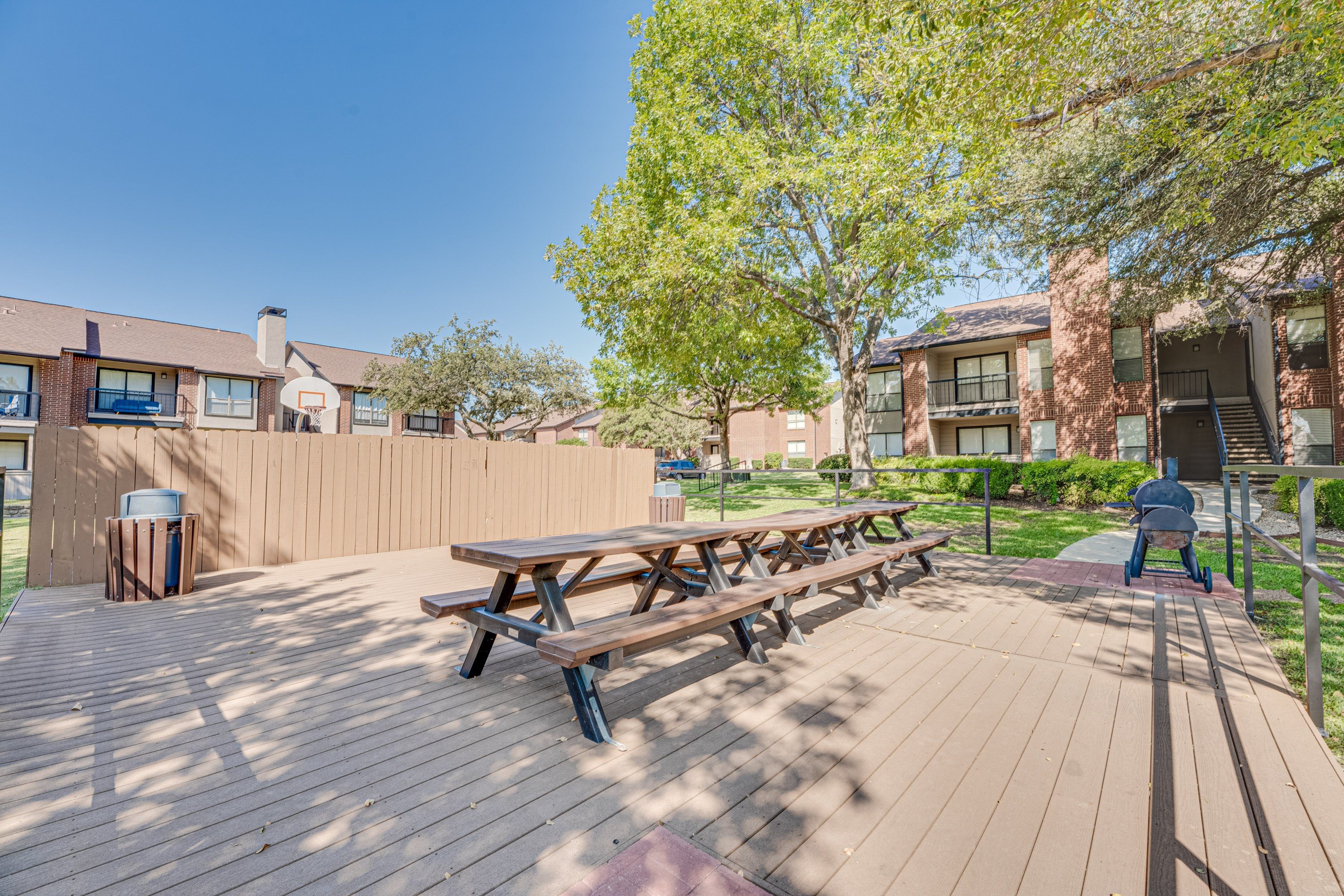 Picnic area with grills at Bardin Oaks Apartments, Arlington, 76018